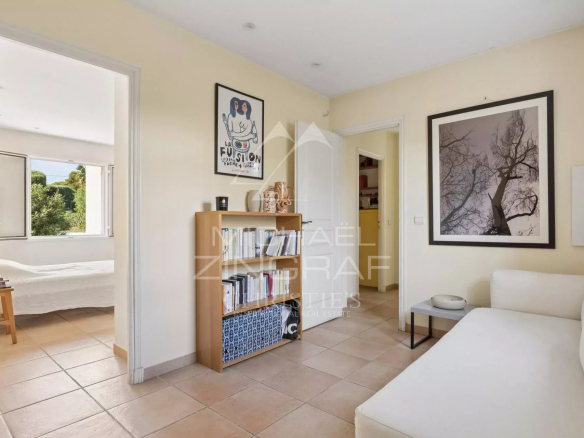 Intérieur d'une villa à Antibes avec un salon lumineux et une bibliothèque.