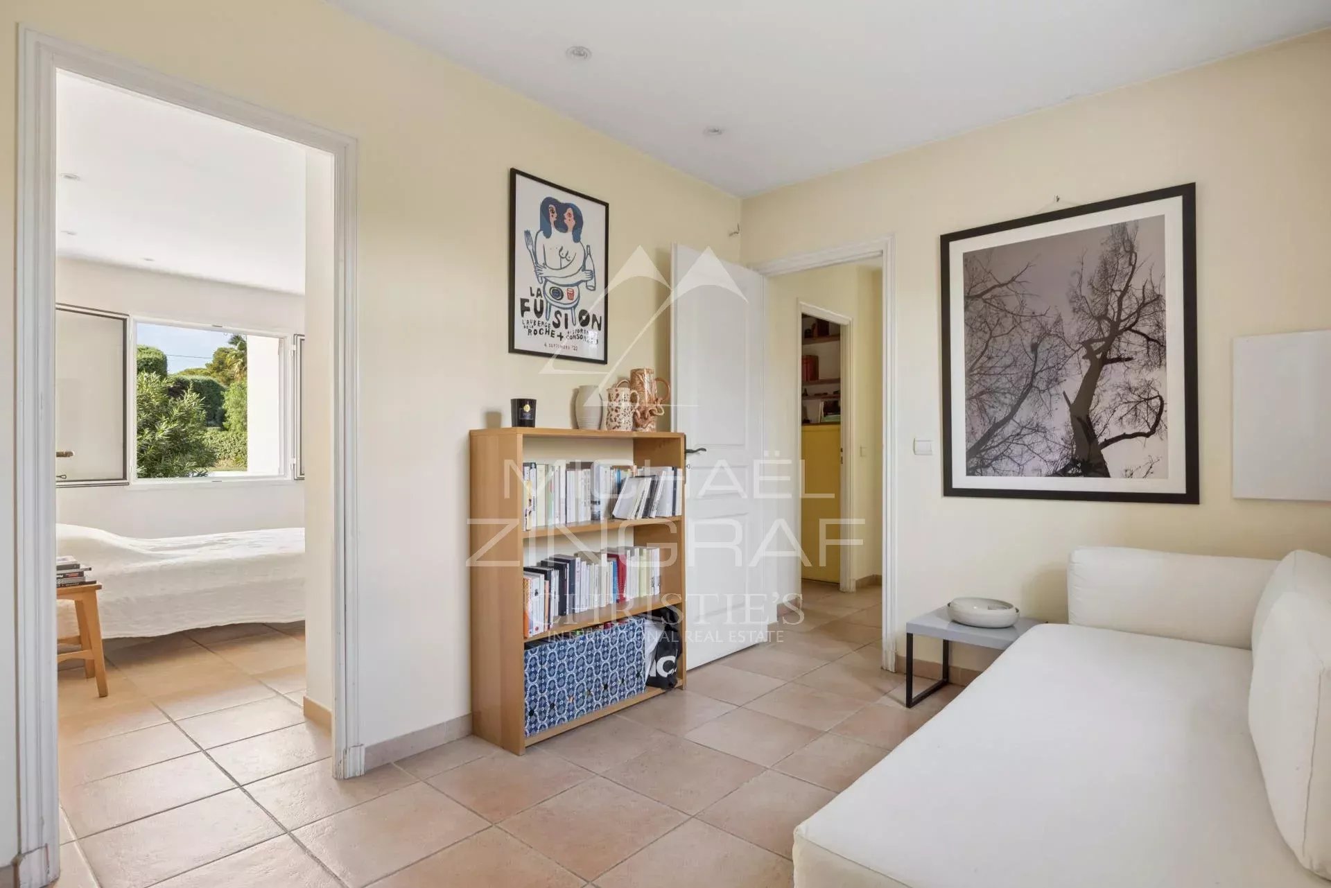 Intérieur d’une villa à Antibes Intérieur d'une villa à Antibes avec un salon lumineux et une bibliothèque.