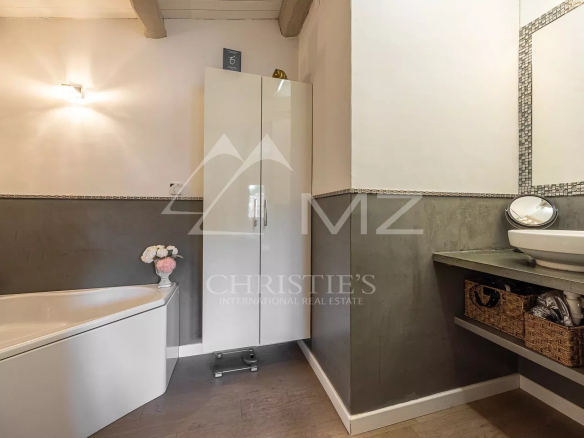 Salle de bain moderne avec baignoire et douche, décorée avec goût.
