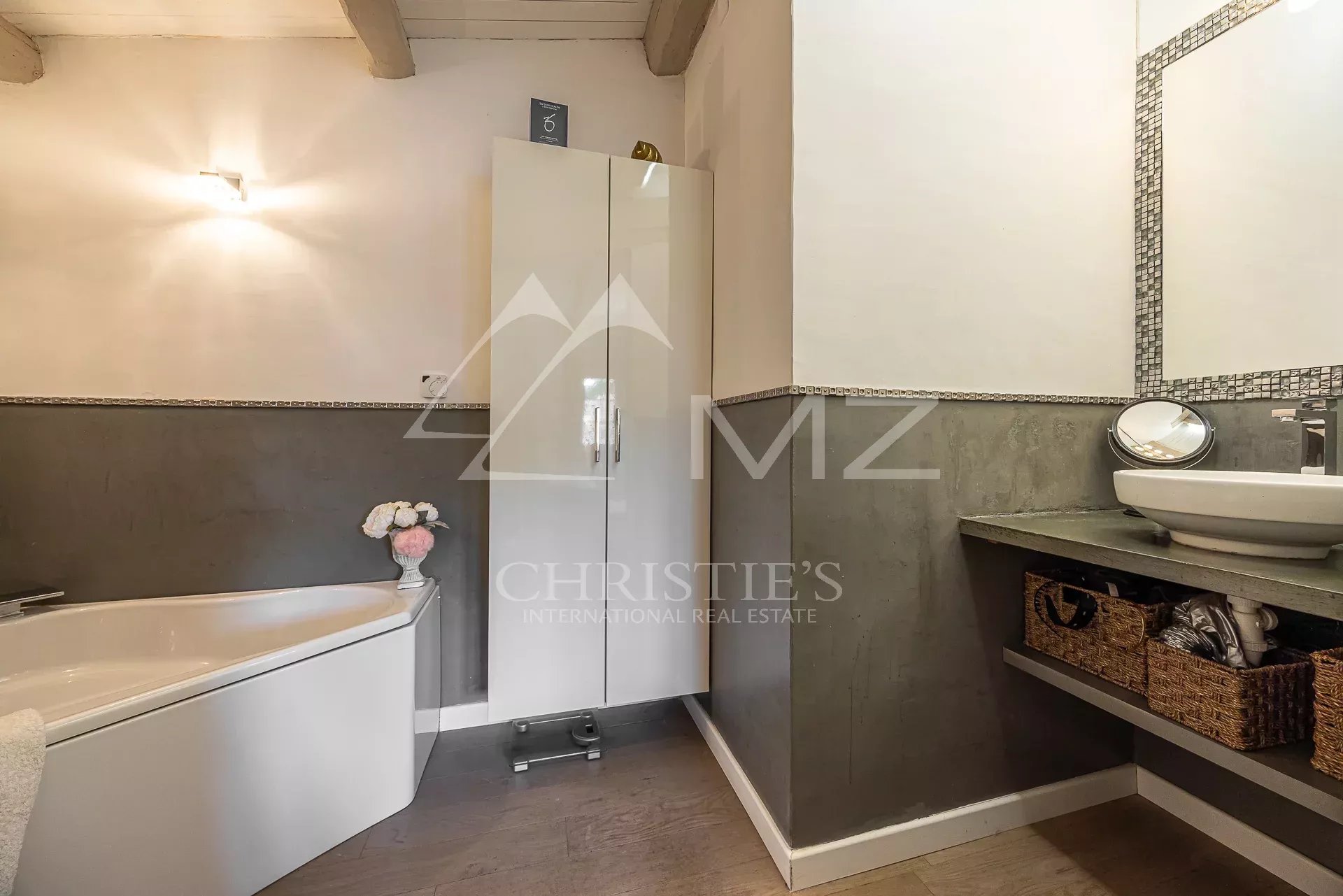 Salle de bain moderne avec baignoire et douche, décorée avec goût.