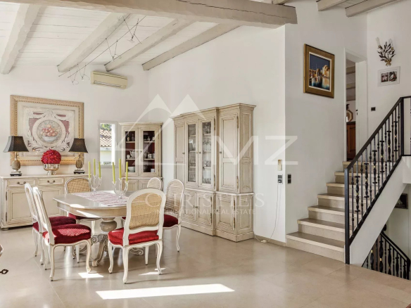 Intérieur d'une villa familiale à Cannes, salle à manger élégante avec mobilier classique.