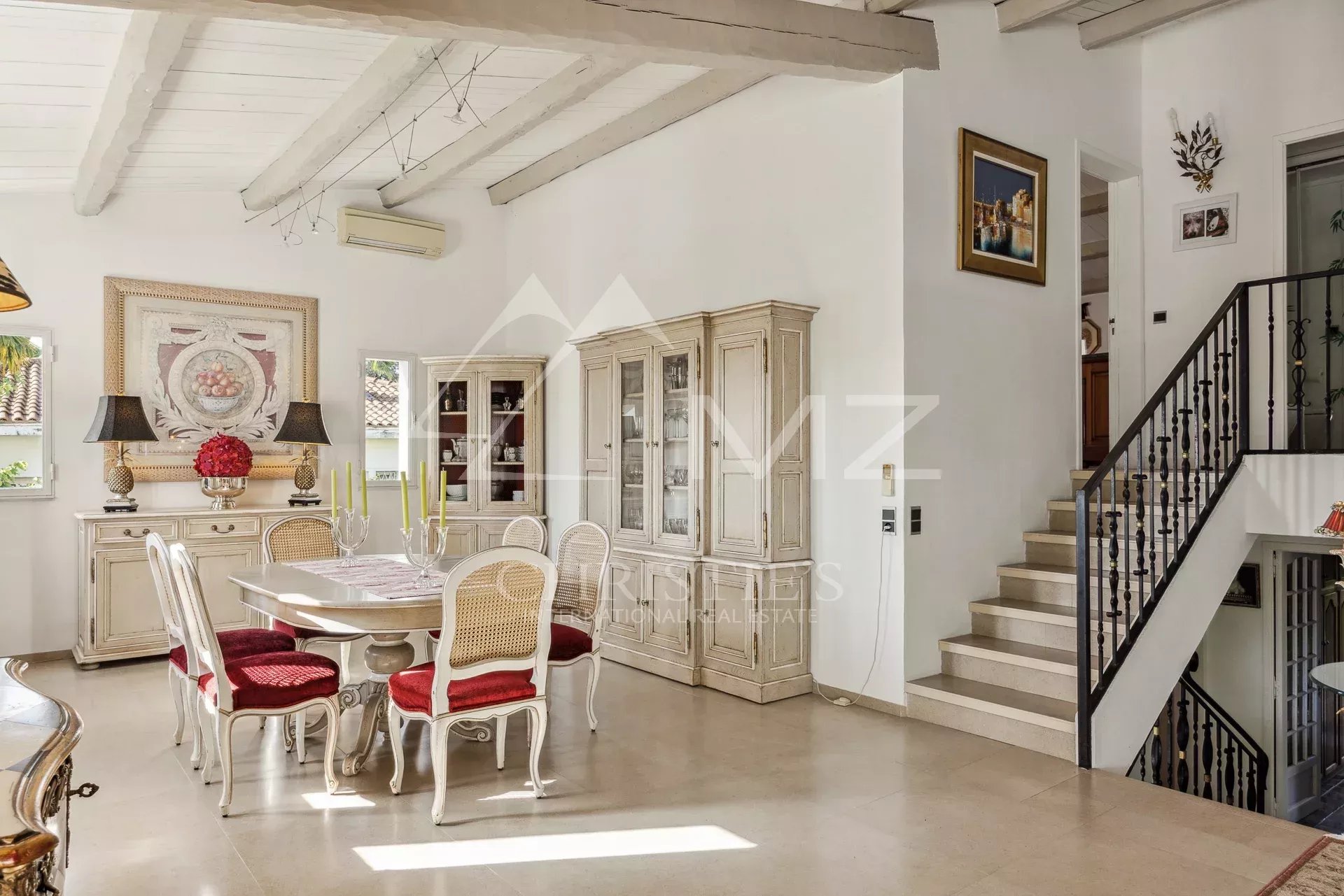 Intérieur d'une villa familiale à Cannes, salle à manger élégante avec mobilier classique.