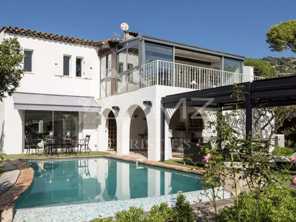 Villa familiale avec piscine et terrasses à Cannes, quartier de la Californie.