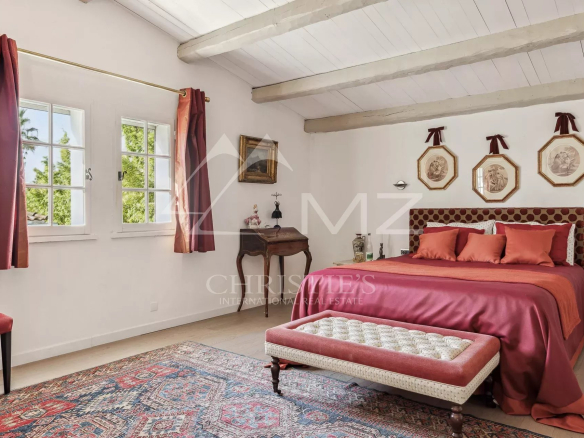 Chambre d'une villa familiale à Cannes avec décoration élégante et fenêtres lumineuses.
