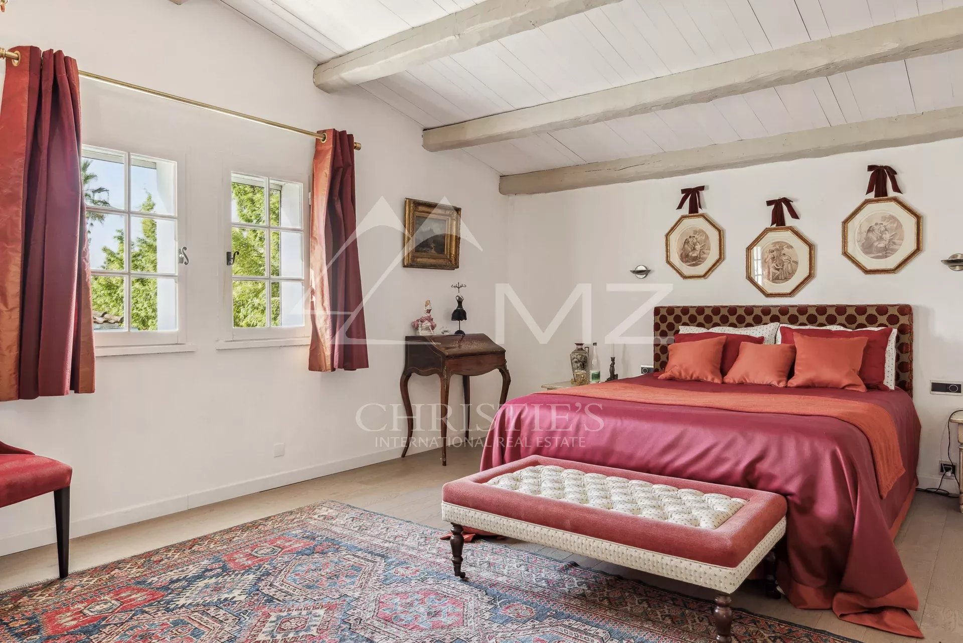 Chambre d'une villa familiale à Cannes avec décoration élégante et fenêtres lumineuses.