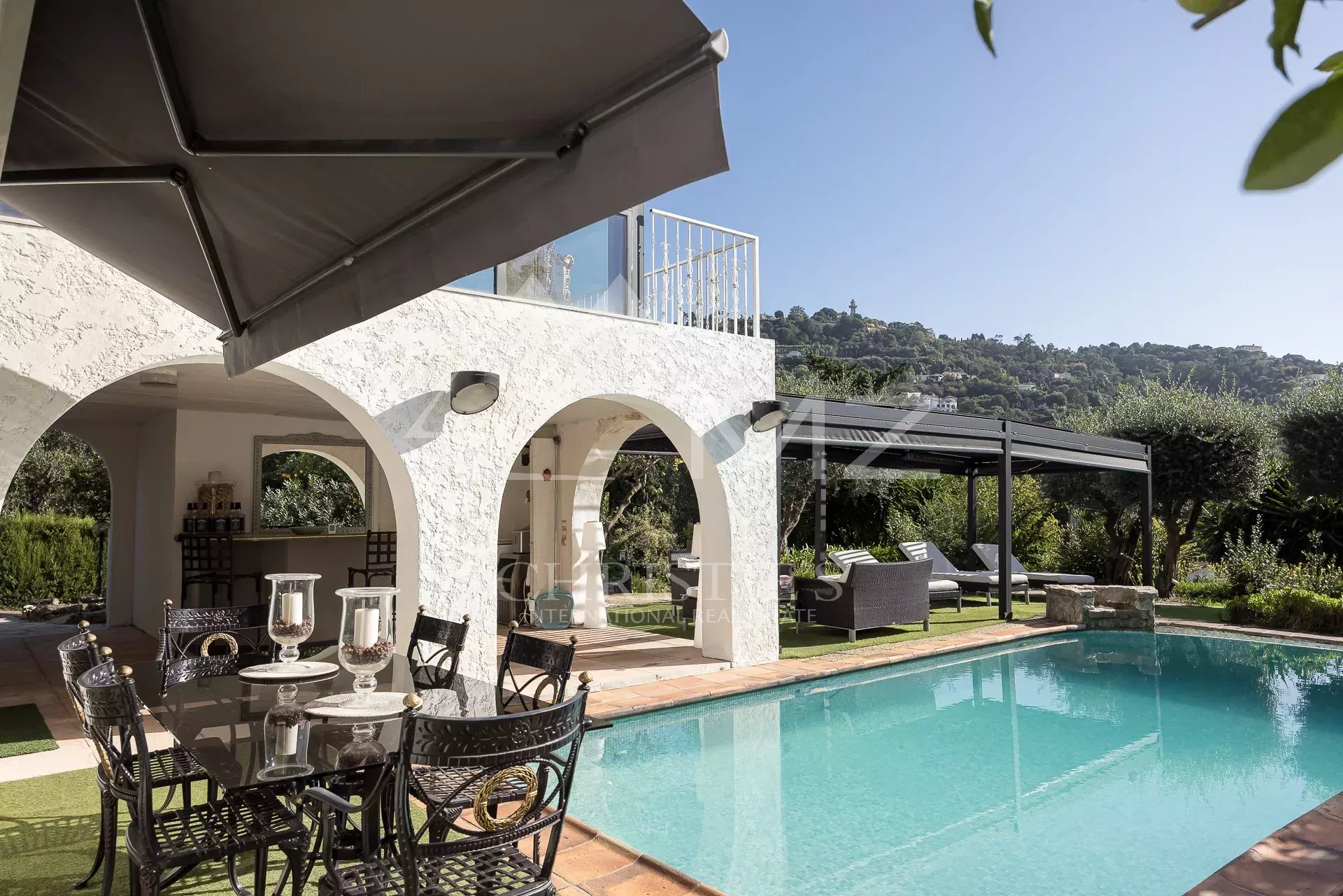 Villa familiale avec piscine et terrasse à Cannes, quartier de Californie.