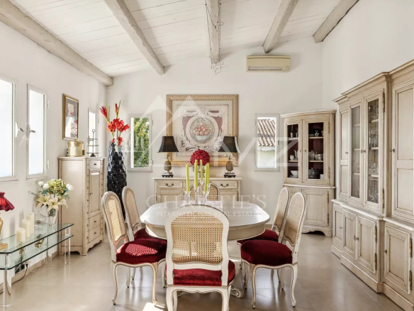 Intérieur d'une villa familiale à Cannes avec salle à manger élégante et décoration intemporelle.