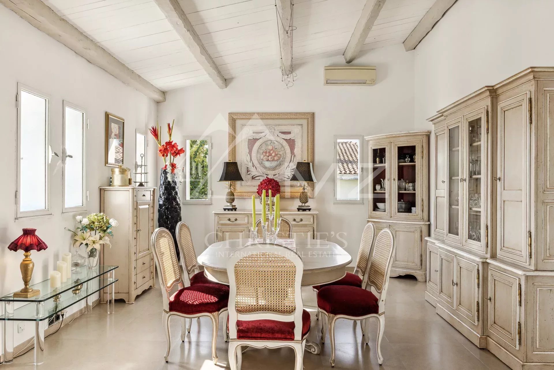 Intérieur d'une villa familiale à Cannes avec salle à manger élégante et décoration intemporelle.