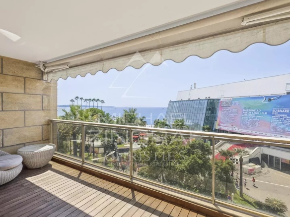 Terrasse d'un appartement à Cannes avec vue sur la mer et le Palais des Festivals.