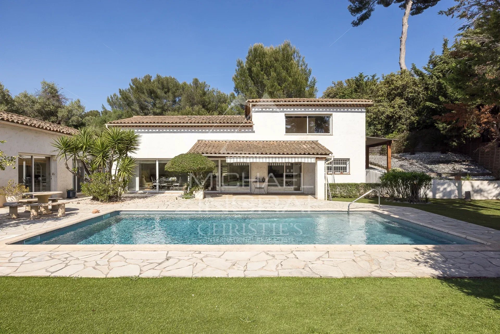 Modern villa with swimming pool in Antibes Villa with swimming pool in a gated community in Antibes, surrounded by greenery.