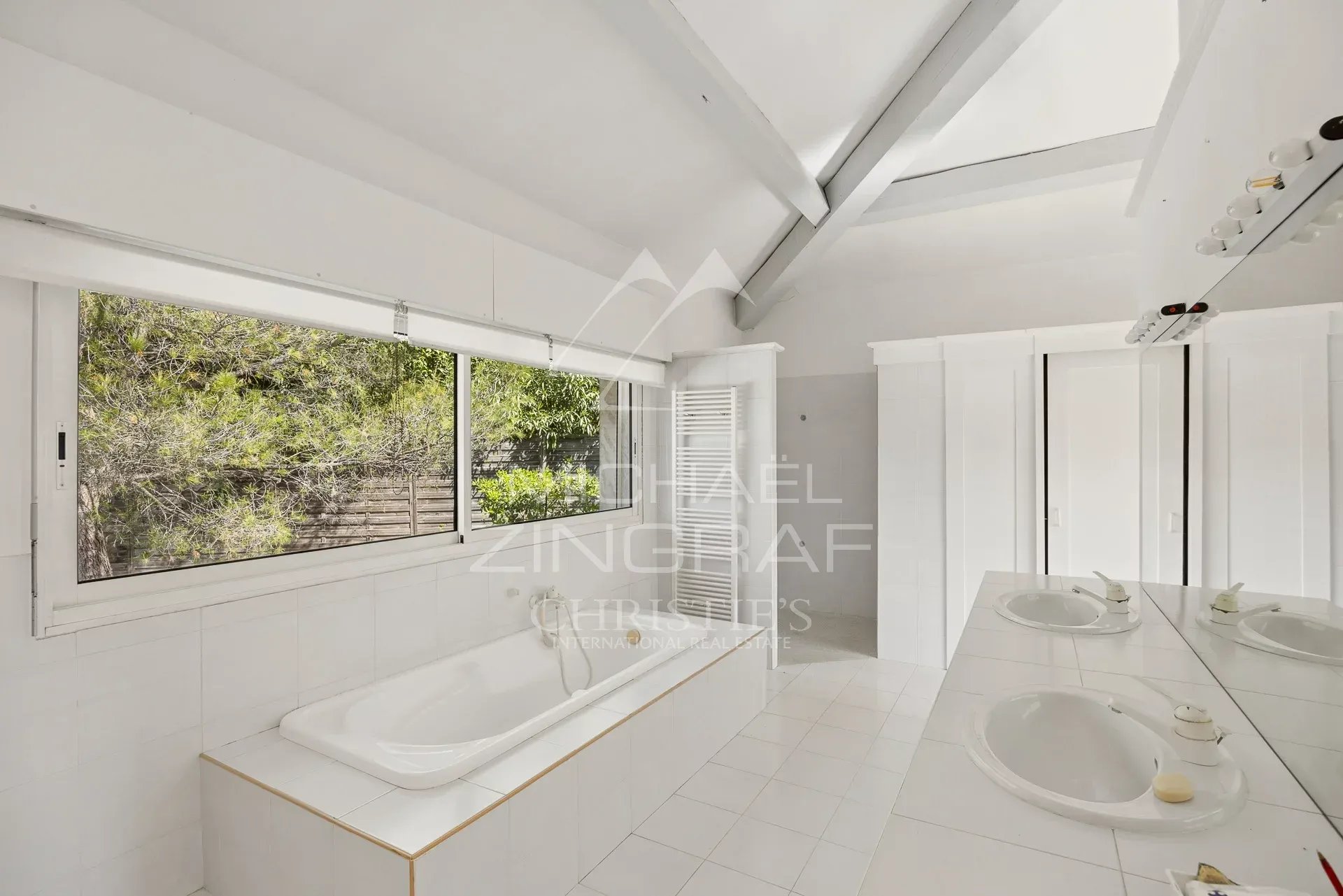 Villa bathroom in Antibes Bright bathroom with bathtub and windows, villa in Antibes.