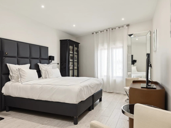 Room in a renovated house in Cannes, with a double bed and modern decor.