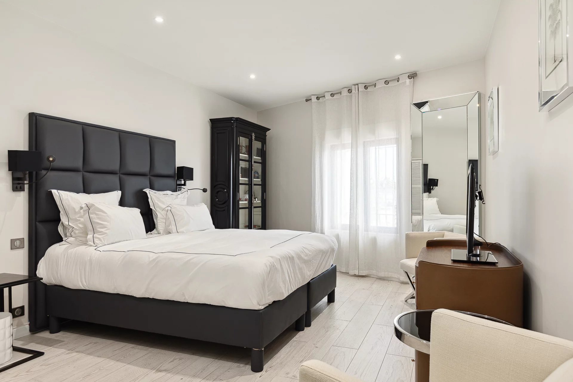 Elegant room in Cannes Room in a renovated house in Cannes, with a double bed and modern decor.