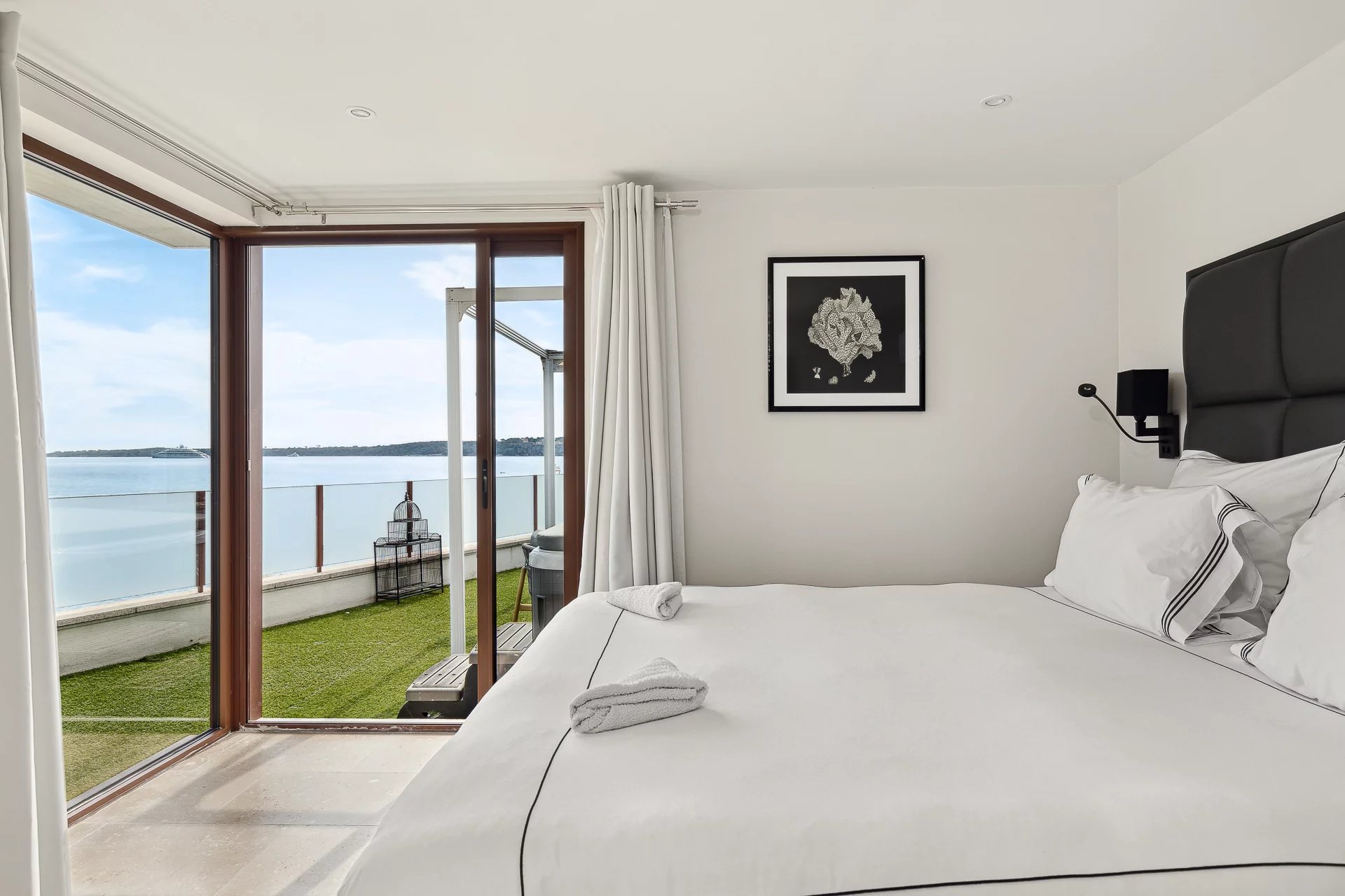 Room with sea view in Cannes Bright room with sea view, open windows and modern decor.