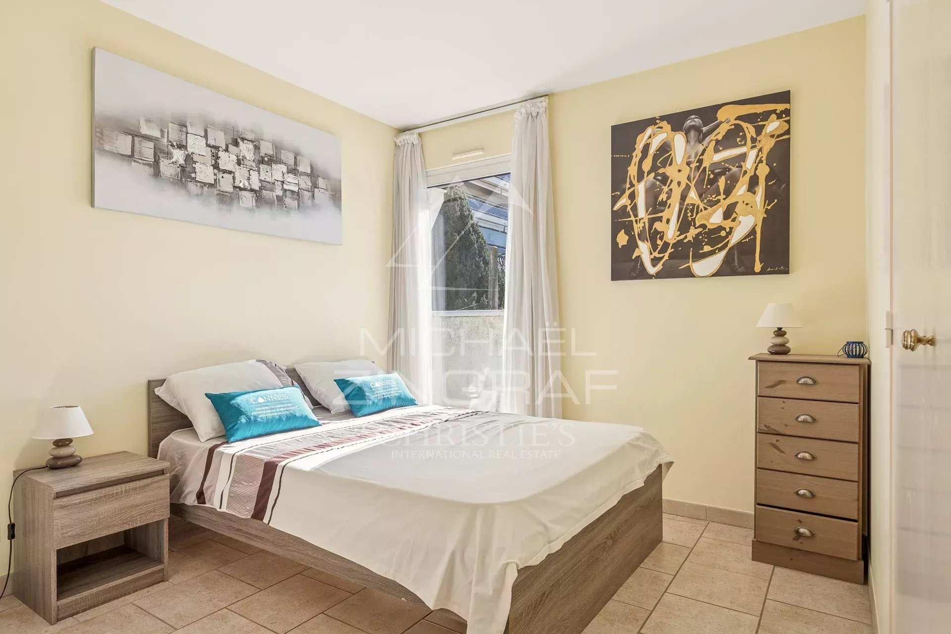 Chambre dans une villa à Cannes Chambre d'une villa triplex à Cannes, avec lit double et décor sobre.