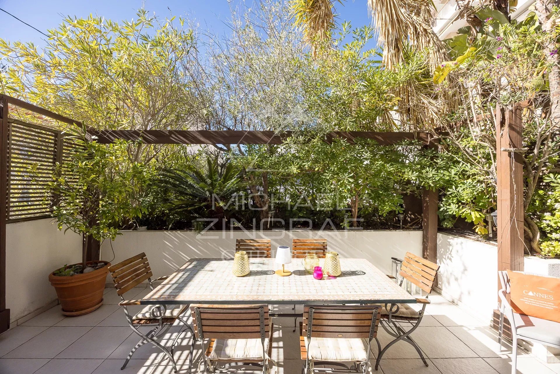 Terrasse de villa à Cannes Terrasse d'une villa triplex à Cannes avec mobilier de jardin et verdure environnante.