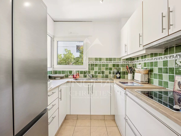 Cuisine moderne avec carrelage vert, équipée et lumineuse dans une villa à Cannes.