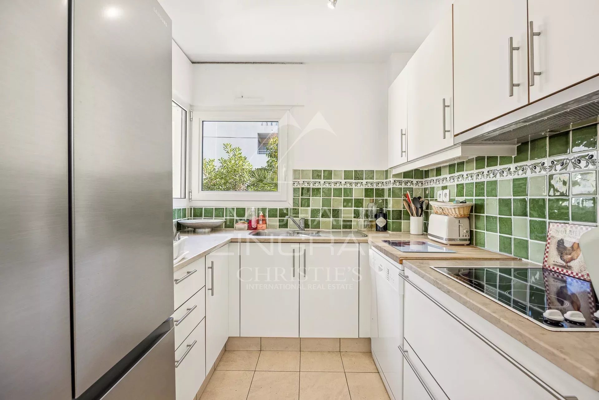Cuisine de la villa à Cannes Cuisine moderne avec carrelage vert, équipée et lumineuse dans une villa à Cannes.