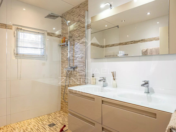 Salle de bain moderne avec douche à l'italienne et meuble double vasque.