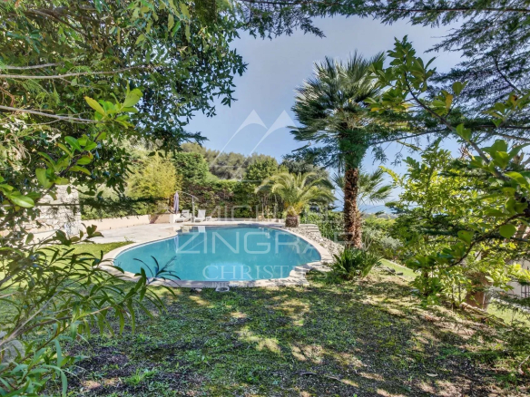 Stone villa with swimming pool and sea view in Vallauris