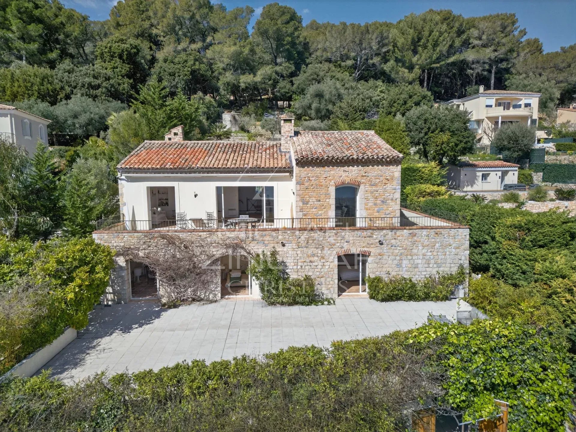 Provencal villa in Vallauris Stone villa with sea views, located in Vallauris, surrounded by greenery.
