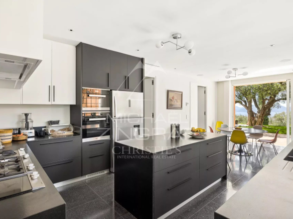 Cuisine moderne avec îlot central et vue sur la baie de Cannes.