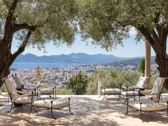 Terrasse avec chaises longues et vue sur la baie de Cannes et l'Estérel.