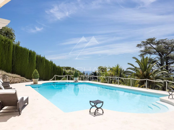 Piscine entourée de jardins paysagers dans une maison de maître à Cannes.