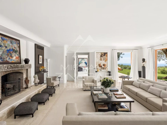 Intérieur d'une maison de maître à Cannes, avec un salon lumineux et une vue sur la baie.