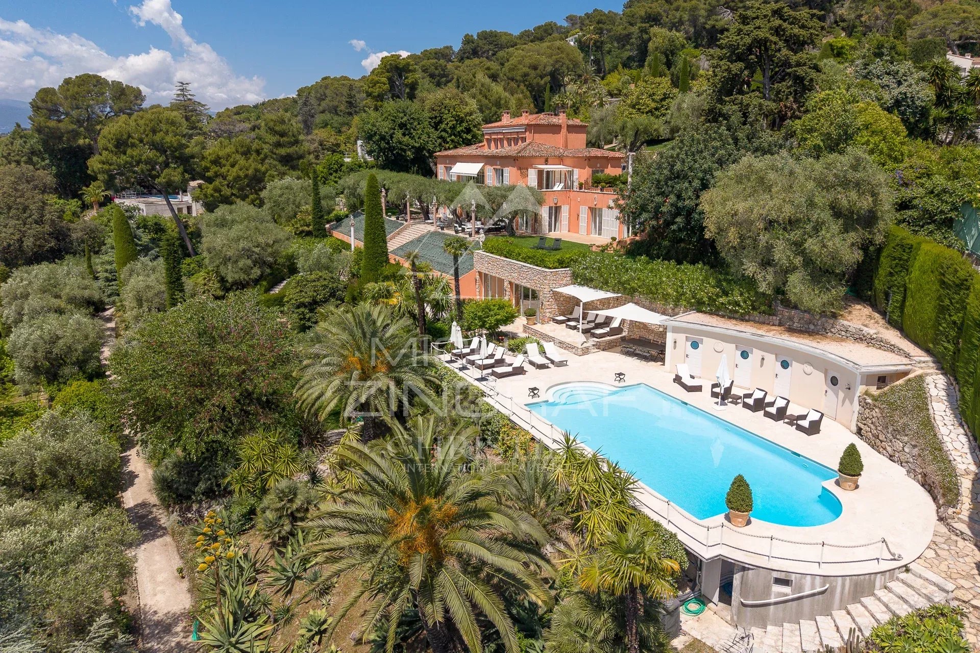 Maison de maître à Cannes Vue aérienne d'une maison de maître avec piscine et jardins paysagers à Cannes.