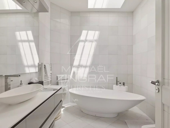Salle de bain moderne avec baignoire et éclairage naturel à Cannes