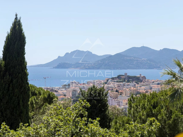 Vue panoramique sur la baie de Cannes et les îles de Lérins depuis une propriété contemporaine.