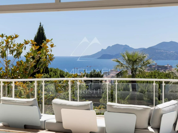 Vue panoramique sur la baie de Cannes depuis une propriété contemporaine avec terrasse.