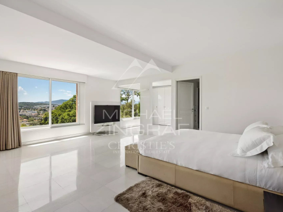 Chambre d'une propriété contemporaine à Cannes avec vue sur la baie et les îles de Lérins.