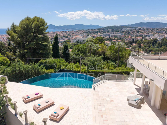 Vue panoramique sur la baie de Cannes depuis une propriété contemporaine avec piscine.