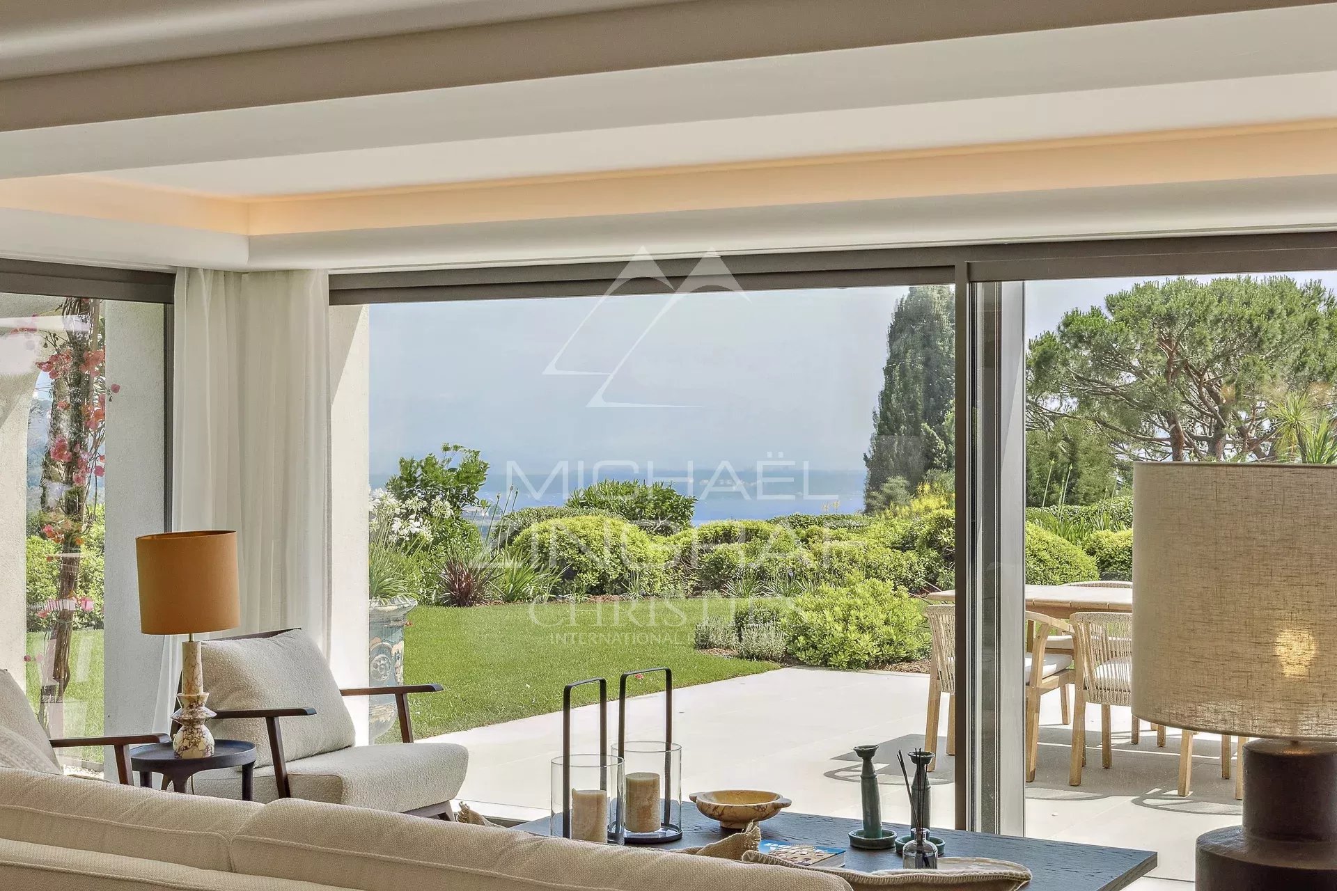 Villa avec vue mer à Cannes Intérieur d'une villa moderne avec vue sur un jardin paysager et la mer à Cannes.
