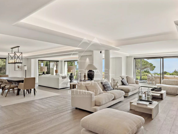 Intérieur d'une villa moderne avec vue sur la mer, salon spacieux et lumineux à Cannes.