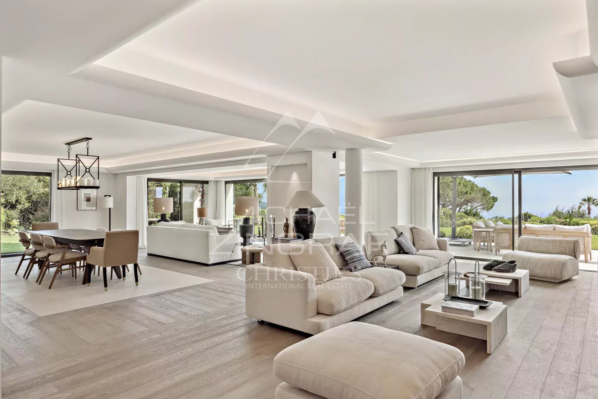 Intérieur d’une villa à Cannes Intérieur d'une villa moderne avec vue sur la mer, salon spacieux et lumineux à Cannes.