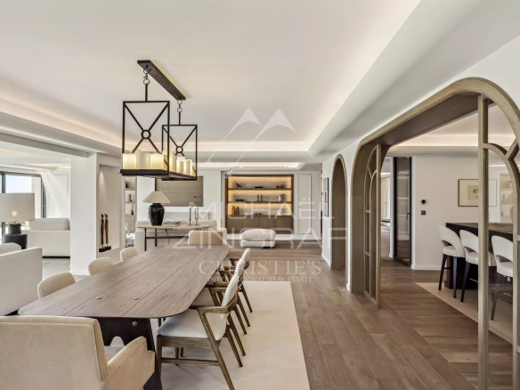 Intérieur d'une villa moderne avec salle à manger et salon lumineux à Cannes.