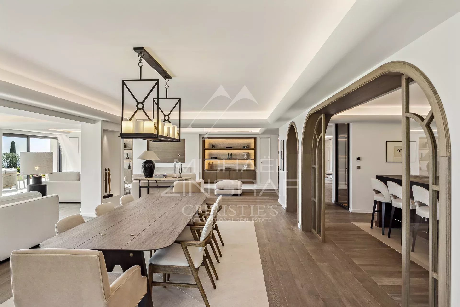 Intérieur élégant d’une villa à Cannes Intérieur d'une villa moderne avec salle à manger et salon lumineux à Cannes.