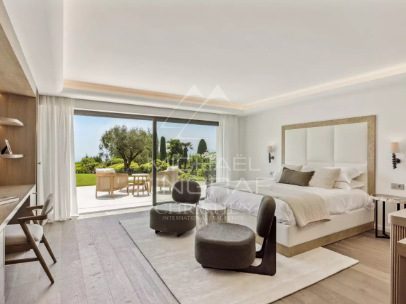 Chambre moderne avec vue sur le jardin dans une villa à Cannes-Californie.
