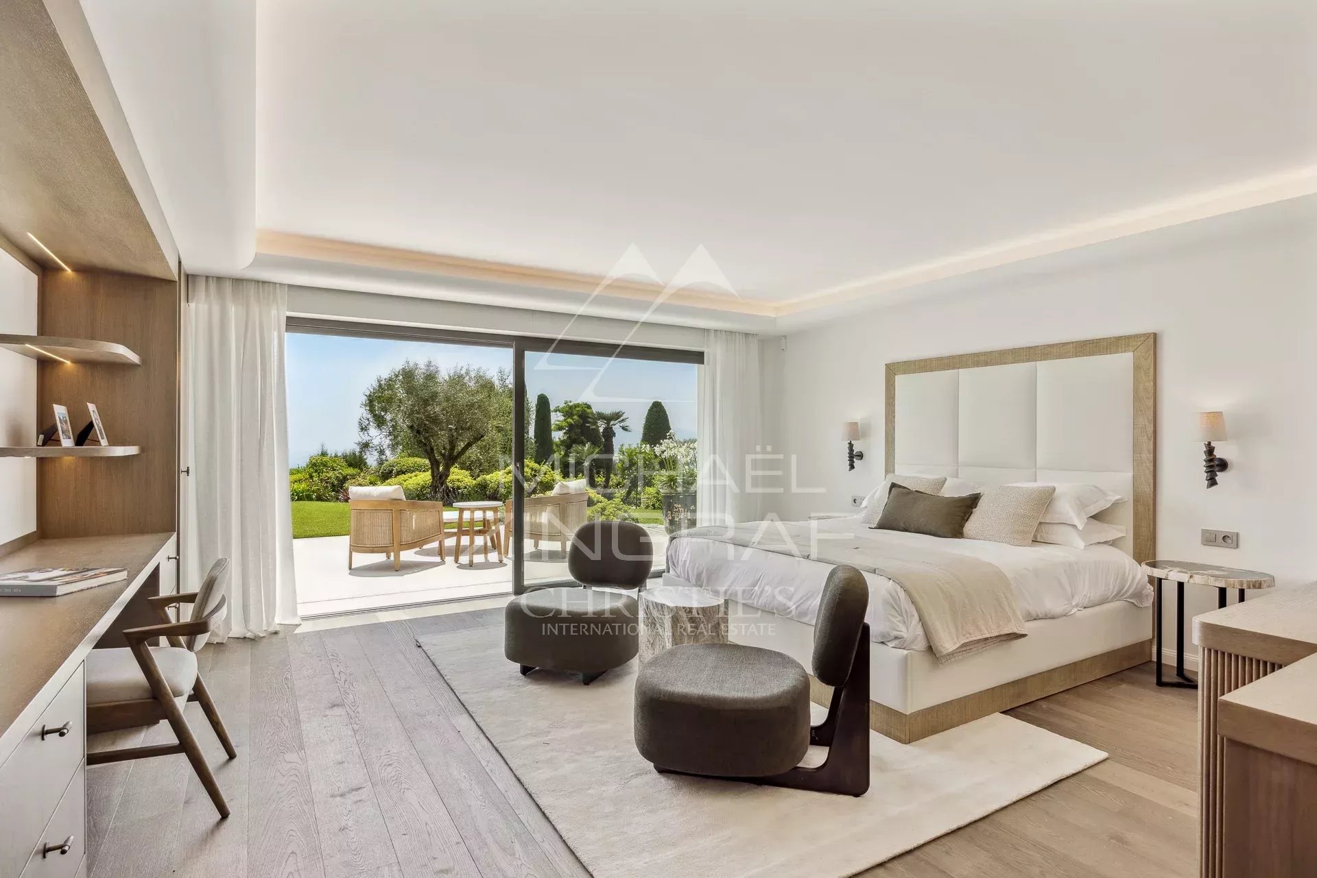 Chambre élégante avec vue sur le jardin Chambre moderne avec vue sur le jardin dans une villa à Cannes-Californie.