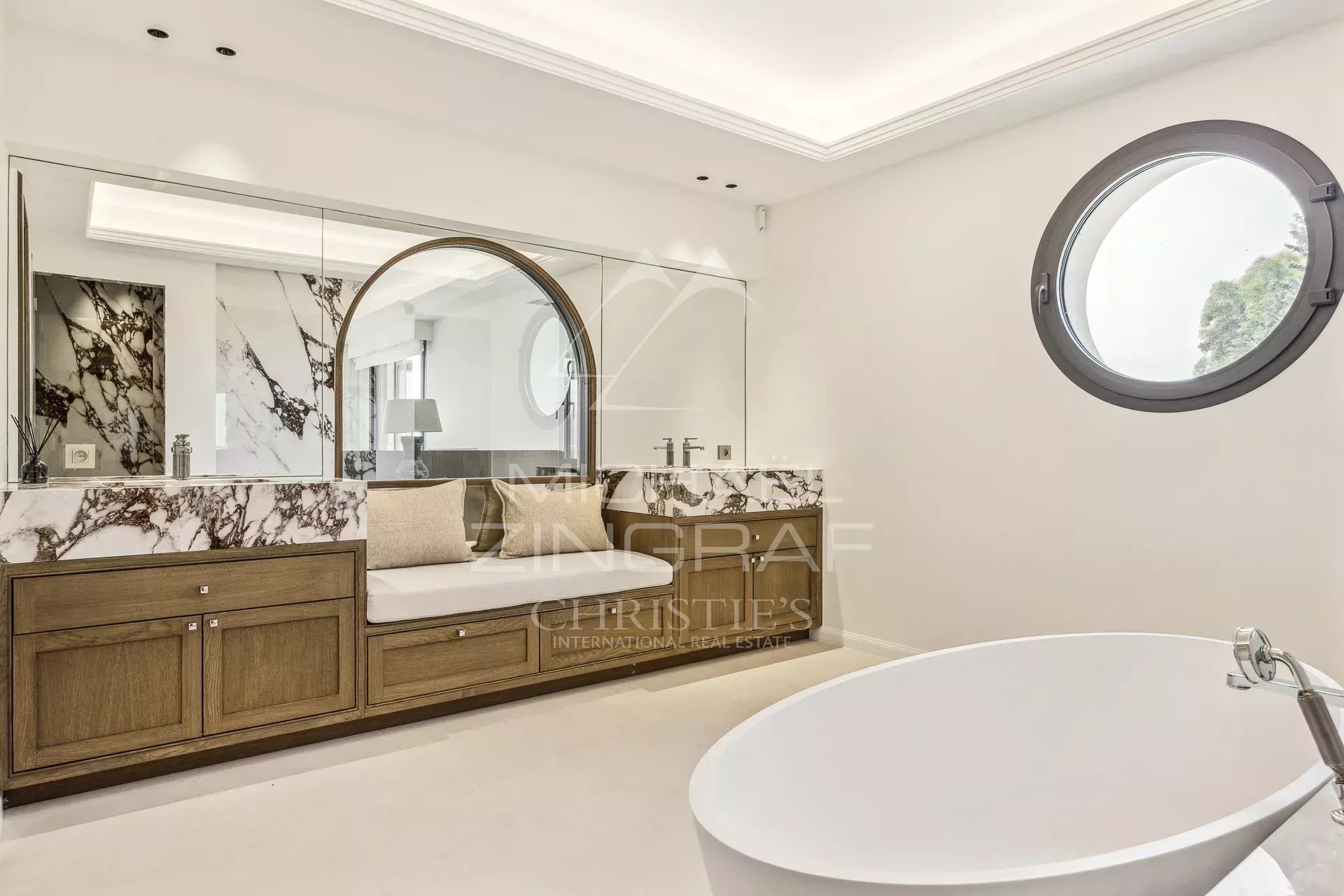 Salle de bain contemporaine Salle de bain moderne avec baignoire et miroir au design élégant.