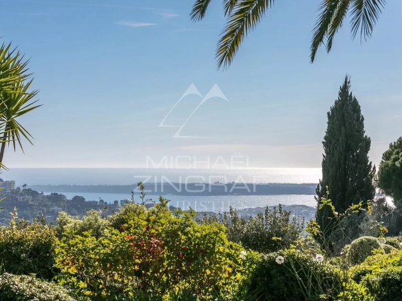 Vue panoramique sur la mer depuis un jardin paysager à Cannes
