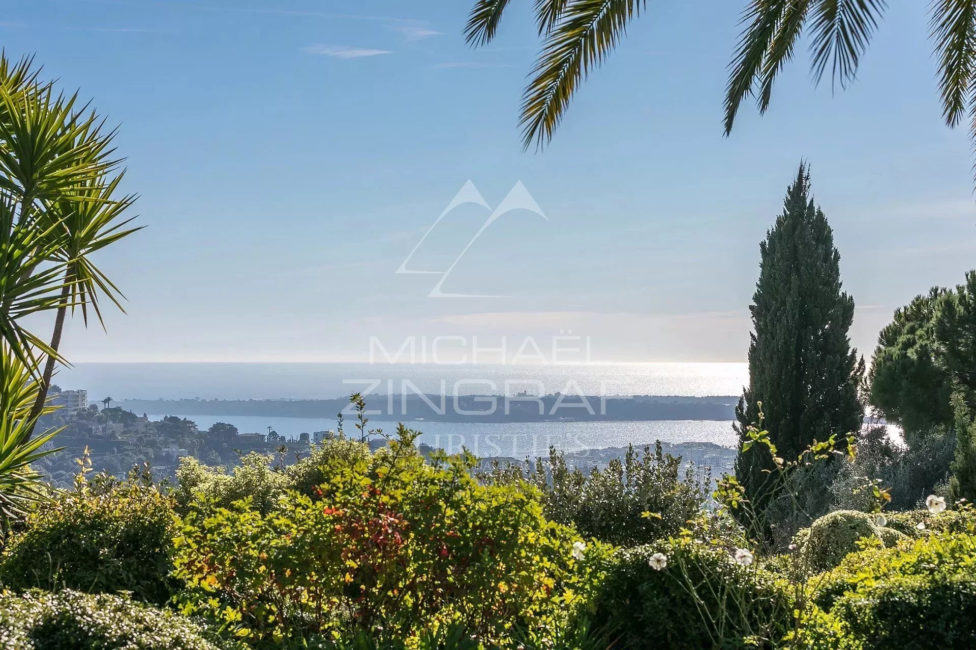 Vue mer depuis la propriété à Cannes-Californie Vue panoramique sur la mer depuis un jardin paysager à Cannes