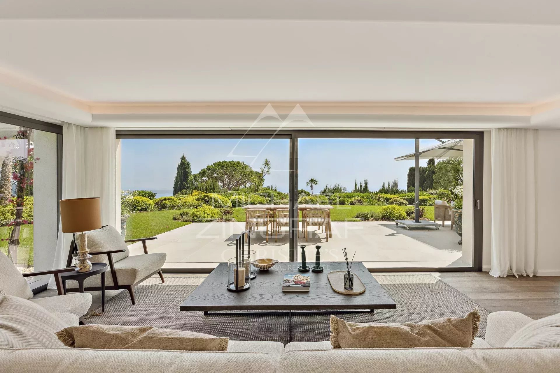Villa moderne à Cannes avec vue sur mer Intérieur d'une villa moderne avec vue sur un jardin paysager à Cannes.
