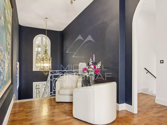 Intérieur d'une villa Art Déco rénovée avec un salon lumineux et des éléments de décoration raffinés.