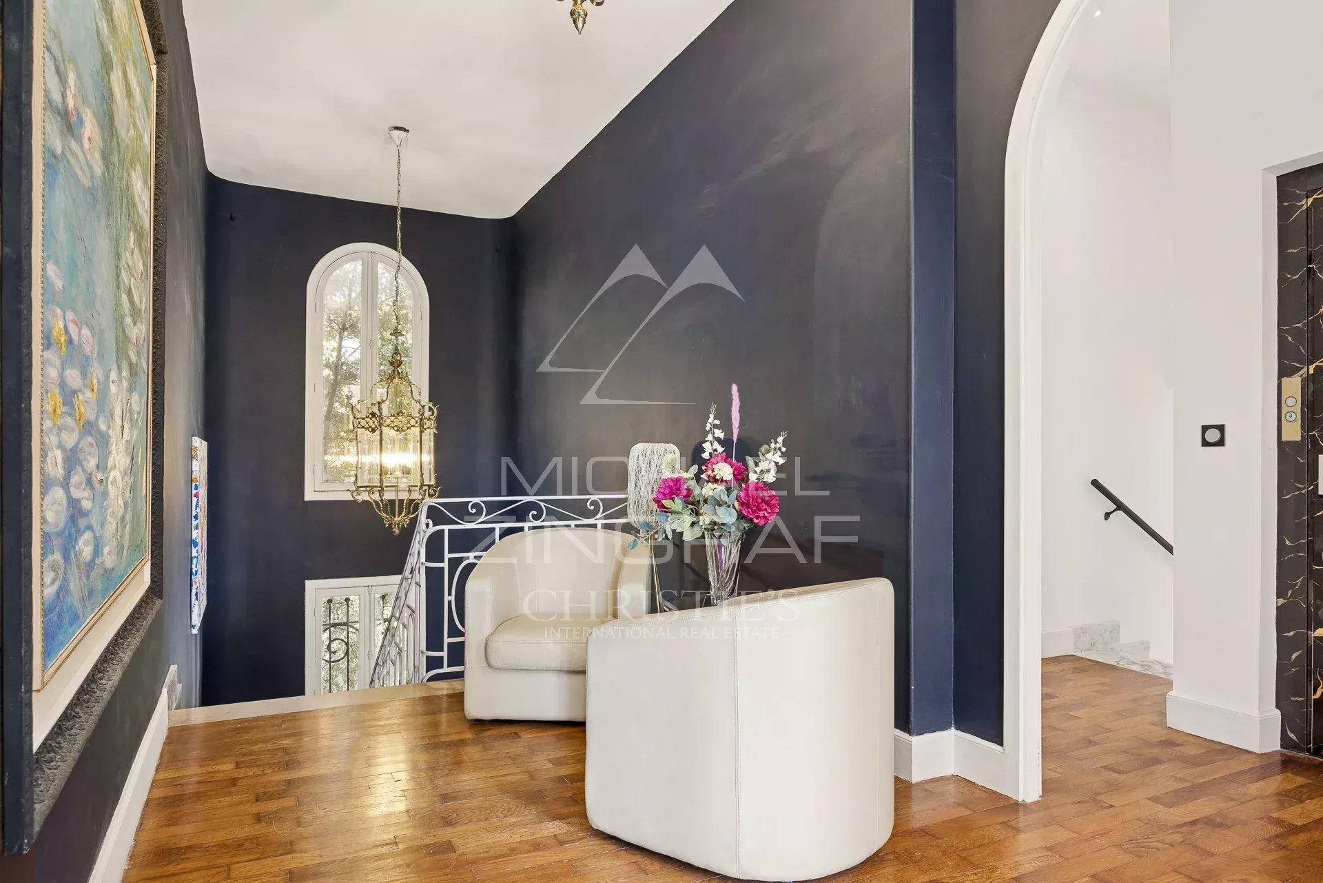 Intérieur d’une villa Art Déco Intérieur d'une villa Art Déco rénovée avec un salon lumineux et des éléments de décoration raffinés.