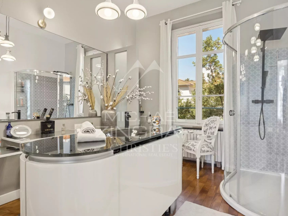 Salle de bain moderne avec douche, lavabo et miroir dans une villa Art Déco au Cannet.