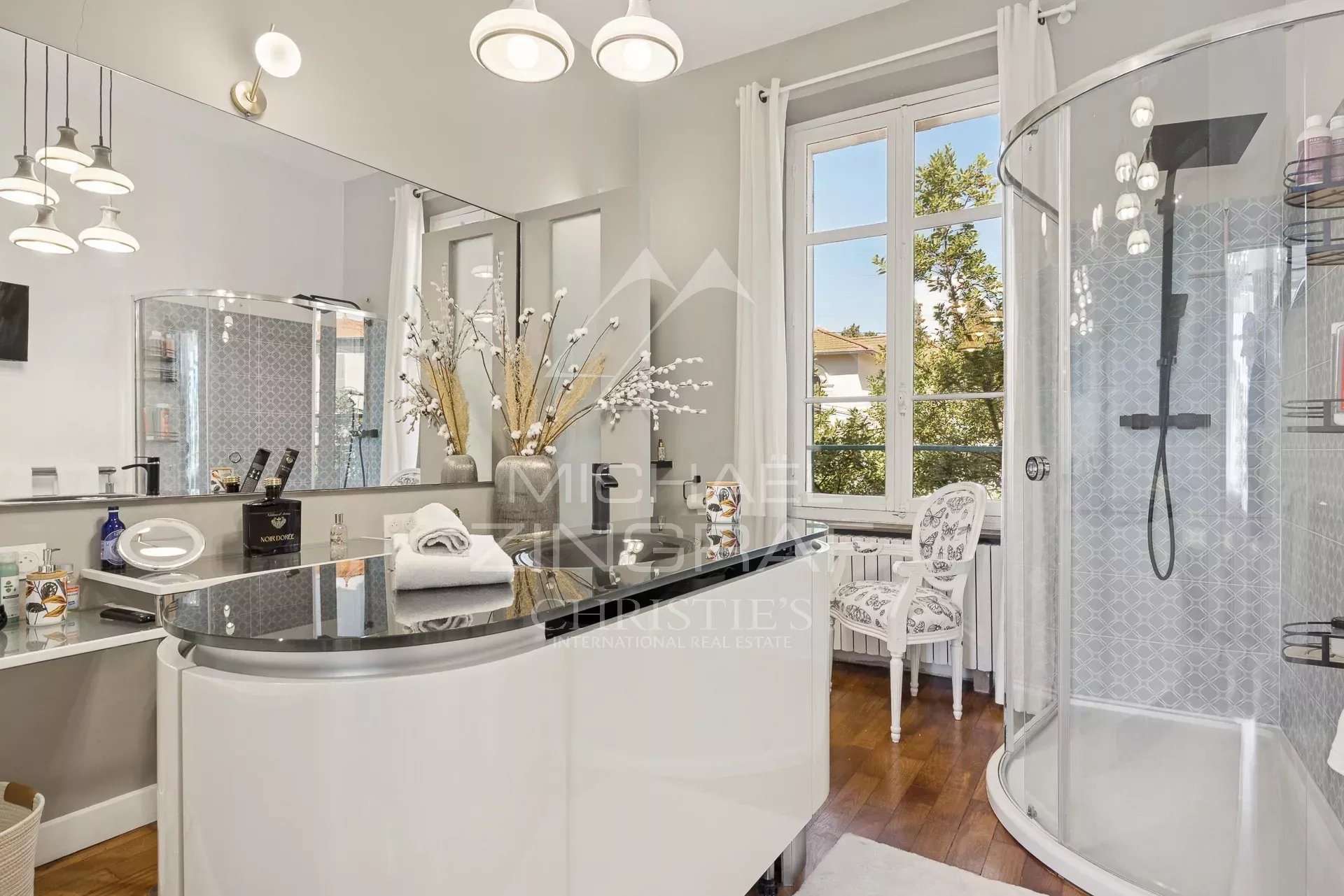 Salle de bain d’une villa Art Déco Salle de bain moderne avec douche, lavabo et miroir dans une villa Art Déco au Cannet.